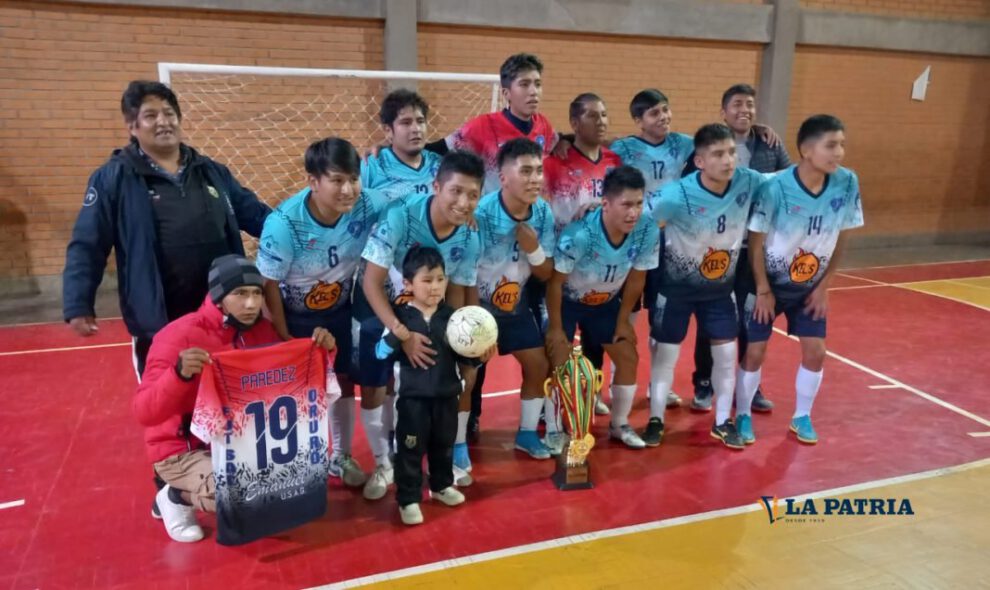 Emanuel Usag campeón futsal con el trofeo de campeón en Segunda de Ascenso