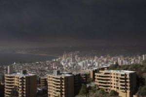 Incendio forestal en Valparaíso cubre la ciudad de Viña del Mar con humo