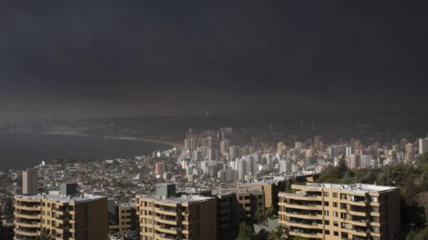 Incendio forestal en Valparaíso cubre la ciudad de Viña del Mar con humo