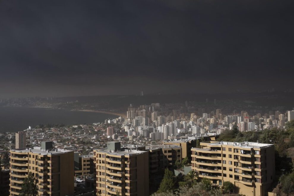 Incendio forestal en Valparaíso cubre la ciudad de Viña del Mar con humo
