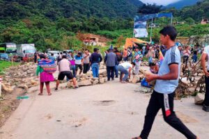 Bloqueo entre Santa Cruz y Cochabamba por organizaciones sociales