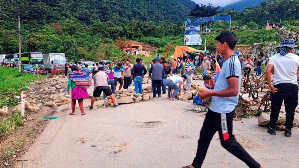Bloqueo entre Santa Cruz y Cochabamba por organizaciones sociales
