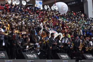 Más de 5.000 músicos brillan en el Festival de Bandas de Oruro