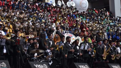 Más de 5.000 músicos brillan en el Festival de Bandas de Oruro
