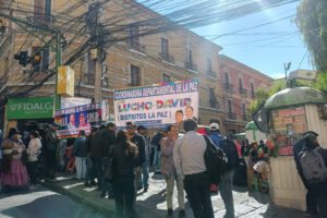 Organizaciones sociales y autoconvocados afines al gobierno hacen vigilia en la Plaza Murillo, La Paz