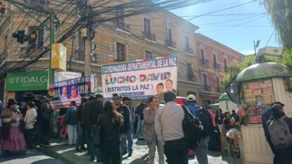 Organizaciones sociales y autoconvocados afines al gobierno hacen vigilia en la Plaza Murillo, La Paz