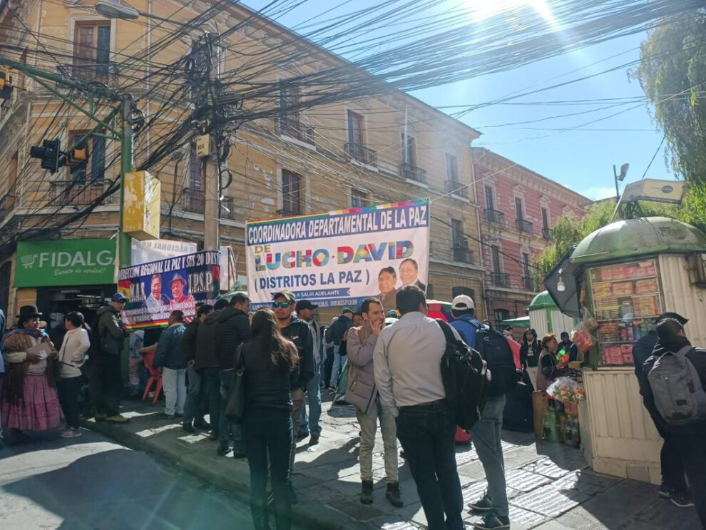 Organizaciones sociales y autoconvocados afines al gobierno hacen vigilia en la Plaza Murillo, La Paz