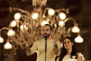 Nayib Bukele y su esposa Gabriela Rodríguez de Bukele en San Salvador