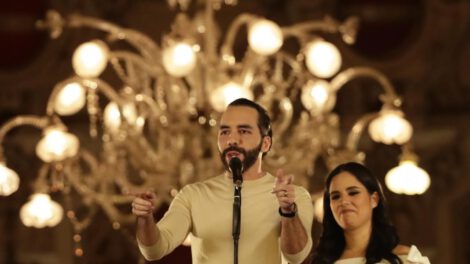 Nayib Bukele y su esposa Gabriela Rodríguez de Bukele en San Salvador