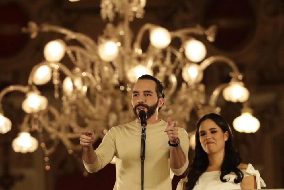 Nayib Bukele y su esposa Gabriela Rodríguez de Bukele en San Salvador