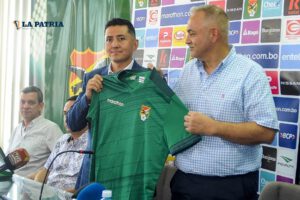 Entrenador de la selección femenina Mauricio Villarroel junto al presidente de la FBF Fernando Costa