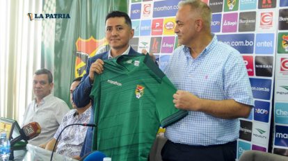 Entrenador de la selección femenina Mauricio Villarroel junto al presidente de la FBF Fernando Costa