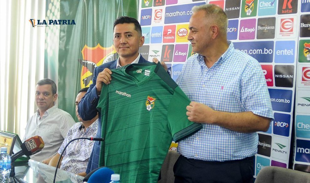 Entrenador de la selección femenina Mauricio Villarroel junto al presidente de la FBF Fernando Costa