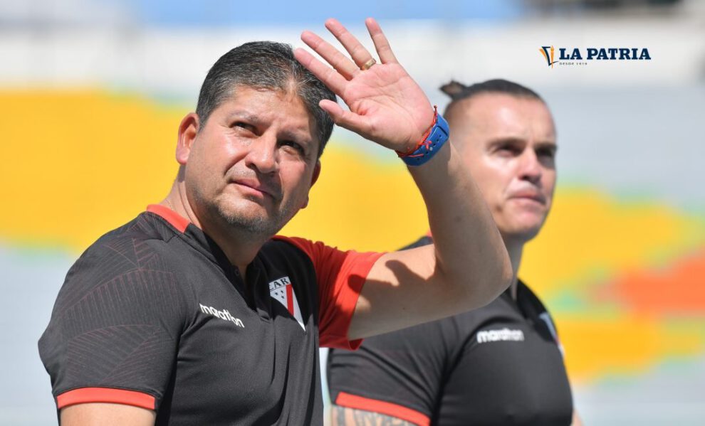 Oscar Villegas preocupación entrenamiento en estadio Villa Ingenio