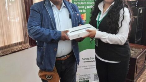 SAFI Mercantil Santa Cruz premia a Raúl Mamani Alconz en la Campaña Actualiza tus Datos y Gana