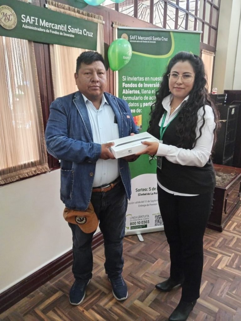 SAFI Mercantil Santa Cruz premia a Raúl Mamani Alconz en la Campaña Actualiza tus Datos y Gana