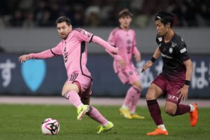 Lionel Messi en acción durante el amistoso contra el Vissel Kobe en Tokio