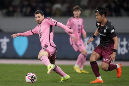 Lionel Messi en acción durante el amistoso contra el Vissel Kobe en Tokio