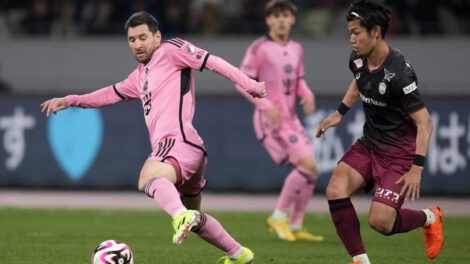 Lionel Messi en acción durante el amistoso contra el Vissel Kobe en Tokio