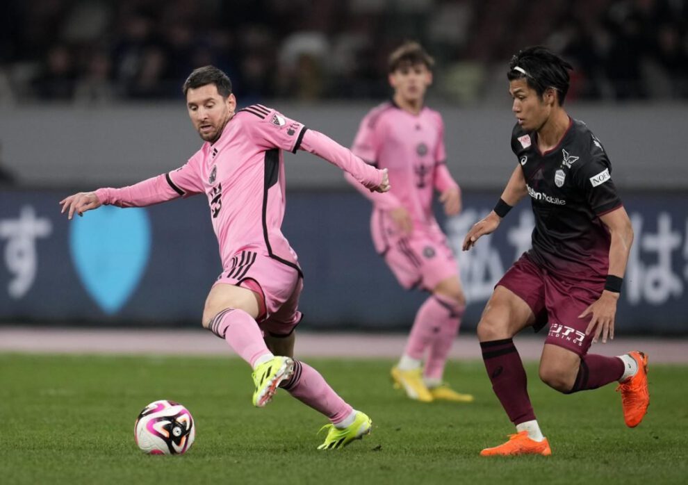 Lionel Messi en acción durante el amistoso contra el Vissel Kobe en Tokio