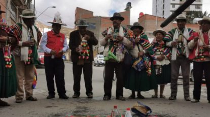 Ritual Puqanchawi del Jallupacha en puertas de la Estación de Trenes