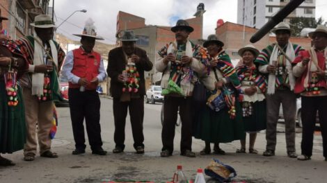 Ritual Puqanchawi del Jallupacha en puertas de la Estación de Trenes