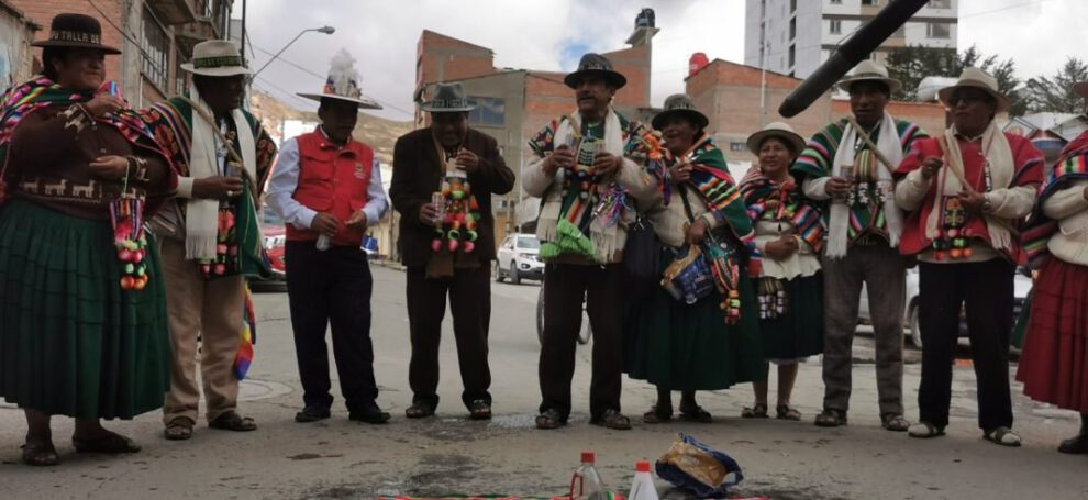 Ritual Puqanchawi del Jallupacha en puertas de la Estación de Trenes