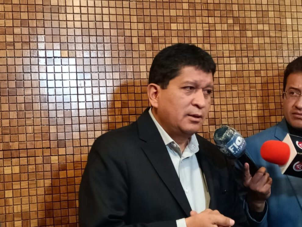 Acuerdo político del senador Luis Adolfo Flores