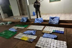 Embarcación con droga incautada en el río Mamoré