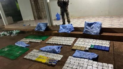 Embarcación con droga incautada en el río Mamoré