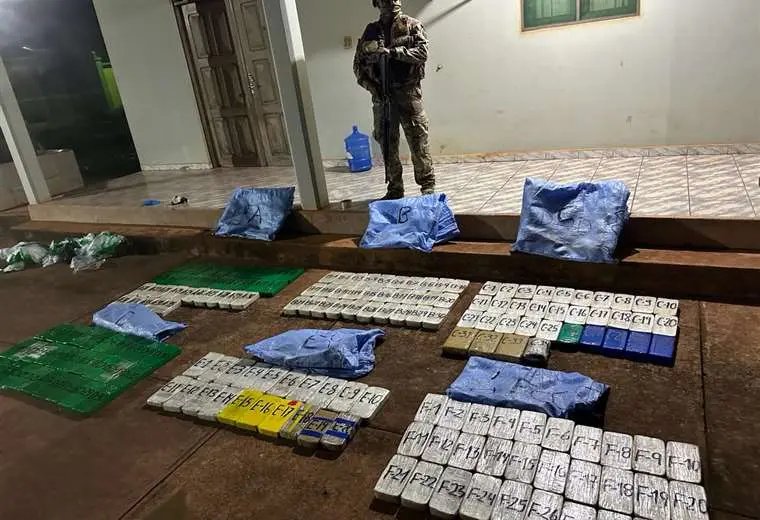 Embarcación con droga incautada en el río Mamoré