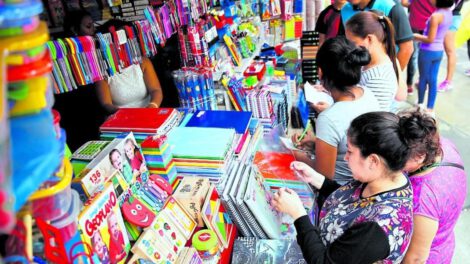 Irregularidades en unidades educativas relacionadas con la compra de material escolar