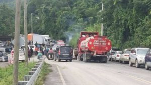 Bloqueo de caminos en Coroico por escasez de combustible
