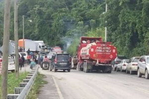 Bloqueo de caminos en Coroico por escasez de combustible