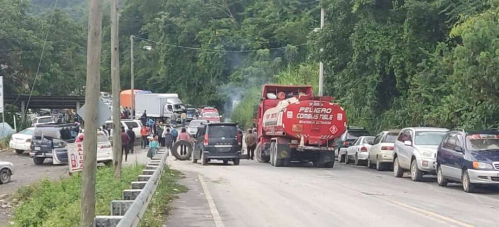 Bloqueo de caminos en Coroico por escasez de combustible