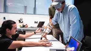 Prótesis revolucionaria MiniTouch permite sentir la temperatura como una mano real