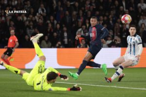 El jugador del PSG Kylian Mbappe define en una acción ofensiva, fue autor del primer gol del PSG