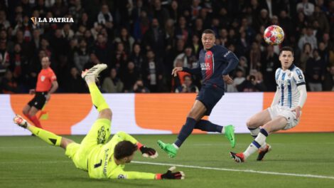 El jugador del PSG Kylian Mbappe define en una acción ofensiva, fue autor del primer gol del PSG