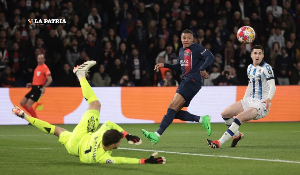 El jugador del PSG Kylian Mbappe define en una acción ofensiva, fue autor del primer gol del PSG