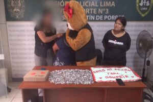 Agente encubierto como oso captura traficante de drogas en Perú