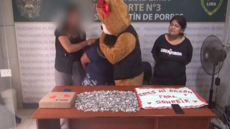 Agente encubierto como oso captura traficante de drogas en Perú