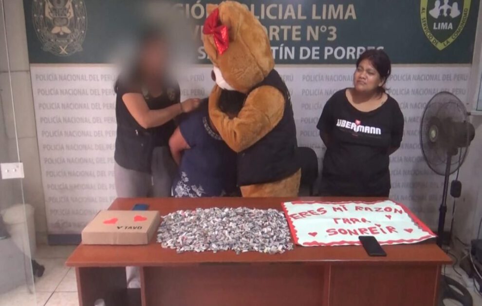 Agente encubierto como oso captura traficante de drogas en Perú