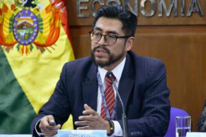 Escasez de divisas en el sistema financiero según Franz Apaza