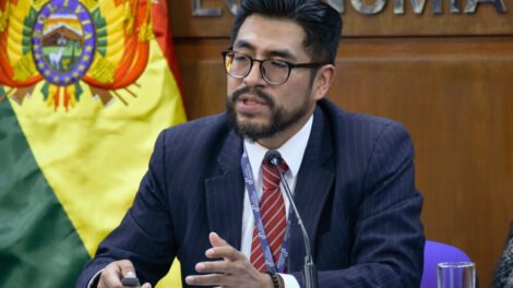 Escasez de divisas en el sistema financiero según Franz Apaza