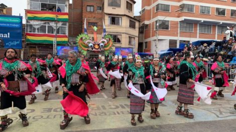 Caretas gigantes del Carnaval de Oruro