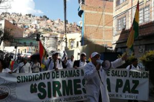 paro de trabajadores en salud en La Paz por conflicto de Ley de Pensiones