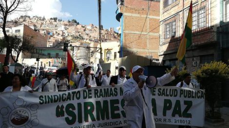paro de trabajadores en salud en La Paz por conflicto de Ley de Pensiones