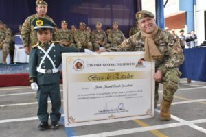 Beca de estudios entregada por el General del Ejército a Justin Jhamil Chocllo Sanabria