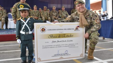Beca de estudios entregada por el General del Ejército a Justin Jhamil Chocllo Sanabria