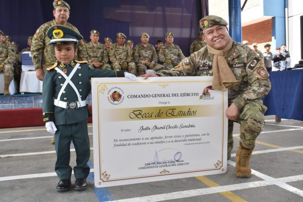 Beca de estudios entregada por el General del Ejército a Justin Jhamil Chocllo Sanabria